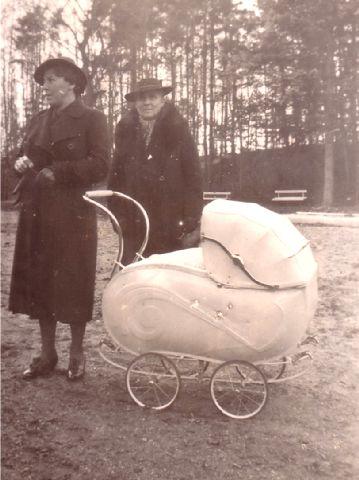 Winter 1940 - Ich im Kinderwagen.jpg